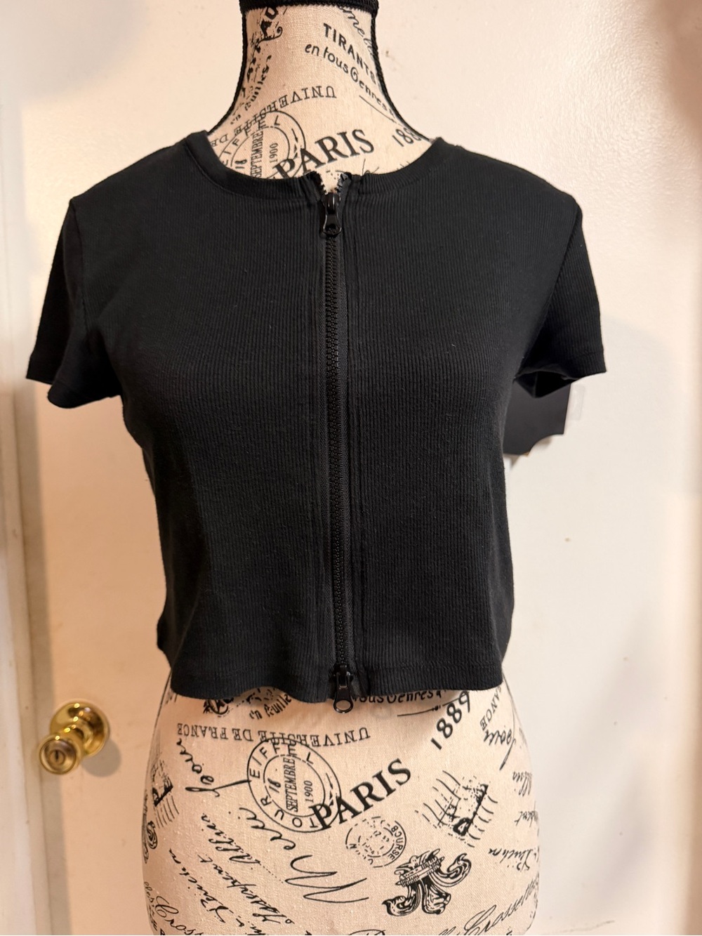 Black Zip-Front Short Sleeve Cropped Top
